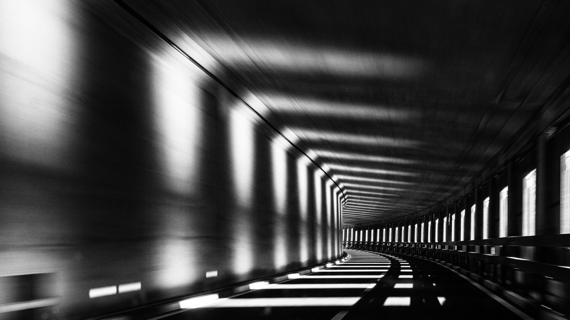 Pas in het samenspel van donker en licht... ontstaat de ruimte voor de schoonheid van het leven.