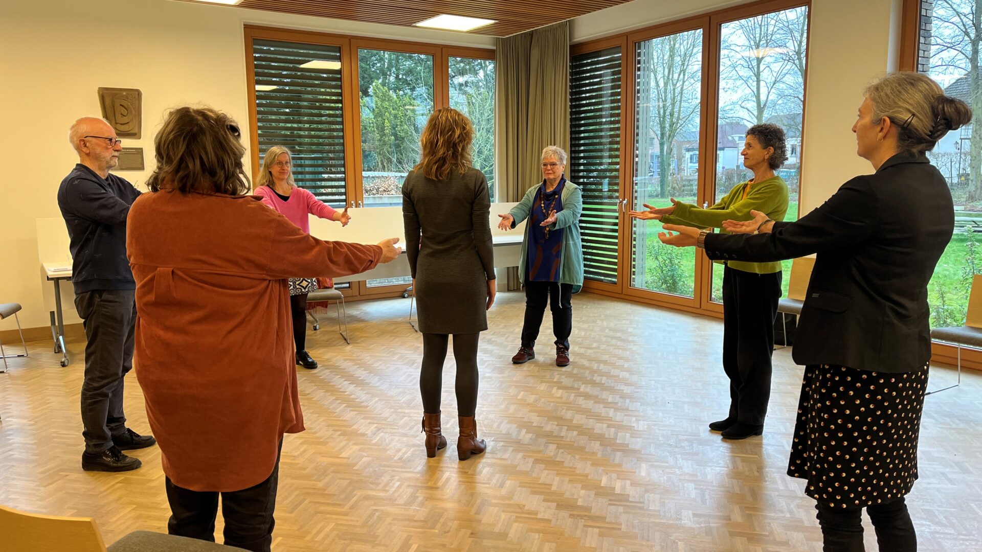 “Contact maken begint ver vòòr de woorden, alleen al met het ‘er zijn’"